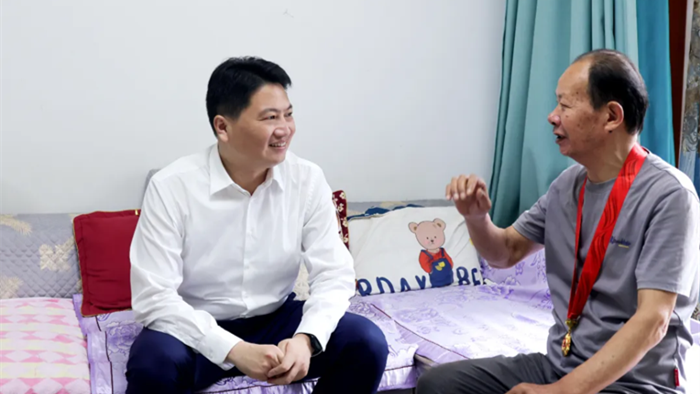 姜冬冬李晖开展“七一”走访慰问活动